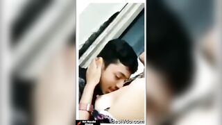 पुण्याच्या रेल्वे स्टेशनवर देसी कपलचा गुपचूप लव रोमान्स