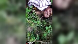 झुडुपाच्या मागे मित्र झवत होता आपल्या प्रेमिकेला