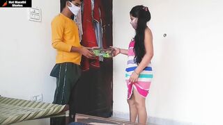 पार्सल वाल्या समोर पोरगी गेली नागडी आणि चूत झवून बसली