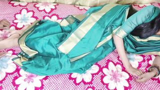 नऊवारी साडी नेसून बायको बघतेय खाटेवर नवऱ्याची वाट