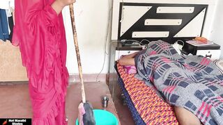 आई बाहेर जाताच घेतलं कामवालीला लवड्यावर
