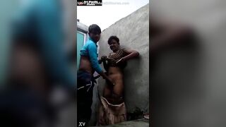 भिंतीच्या मागे लपून लैला-मजनुचा रोमान्स