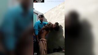 भिंतीच्या मागे लपून लैला-मजनुचा रोमान्स