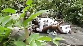 हिरव्यागार सड्यावर झवाझवी करताना देशी भाभी