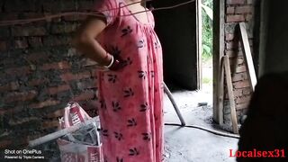 सकाळीच बांधकामावर पाणी मारताना हॉट वहिनीची ठुकाई