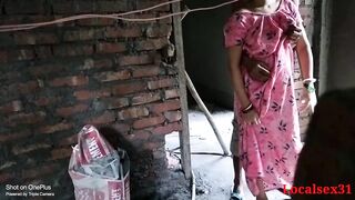 सकाळीच बांधकामावर पाणी मारताना हॉट वहिनीची ठुकाई