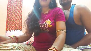 बायकोचे बॉल दाबत नवरा लागला इंस्टाग्रामवर रील बनवायला