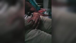 चालत्या बसमध्ये आंटी अंकलच्या लवड्या सोबत खेळतेय