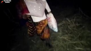 रात्री घरी जाताना वाटेत काकी सोबत संभोग