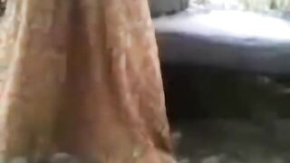 जीर्ण, पडक्या, खुल्या जागी खेडूत मुलीची स्वच्छ, सुंदर पुच्ची झवायचा आला योग