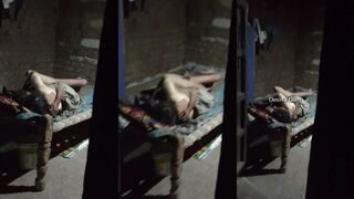 गरीब नवरा बायकोचा रात्रीचा खेळ पाहिला चोरून