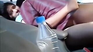 कारमध्ये मालकाच्या सुंदर बायकोला अविरतपणे झवून केलं तिला पागल