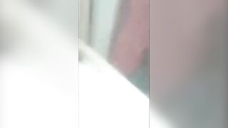 इमारतीच्या आड सेक्स करत असलेल्या कपलला खिडकीतून पाहिले