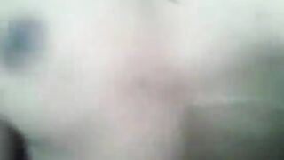 गावातील मुलगी जंगलात पूर्ण नग्न होऊन झवते