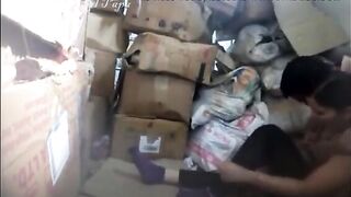 मुलगा स्टोअररूममध्ये त्याच्या प्रेयसीची गांड चोदत आहे