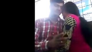 मुलगा स्टोअररूममध्ये त्याच्या प्रेयसीची गांड चोदत आहे