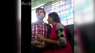 मुलगा स्टोअररूममध्ये त्याच्या प्रेयसीची गांड चोदत आहे