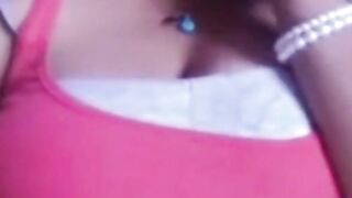 शहरातील मुलगी तिचे मोठे स्तन आणि पुच्ची चोळताना