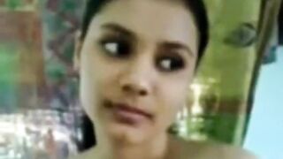 सुंदर गर्लफ्रेंडचे ओठ आणि स्तन चोखून तिला झवणे