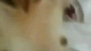 सुंदर गर्लफ्रेंडचे ओठ आणि स्तन चोखून तिला झवणे