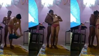 शाळेतील शिक्षक आणि विद्यार्थिनी वर्गात अंर्तवस्त्रांवर रोमान्स