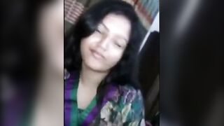 बॉयफ्रेंड गोंडस गर्लफ्रेंडला नग्न करून लवडा चोखायला लावतो