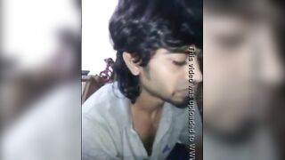 बॉयफ्रेंड गोंडस गर्लफ्रेंडला नग्न करून लवडा चोखायला लावतो