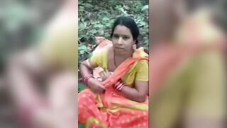 जंगलात आणून झवली साडी वाली गोरीपान विवाहिता