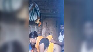 गरीब घरच्या नवरा-बायकोची डॉगीस्टाइल झवाई