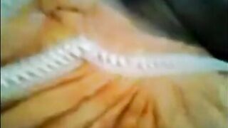 निरागस पत्नीचे सुंदर बुब्स दाबले