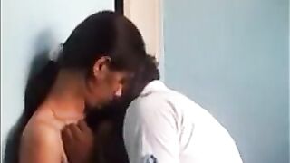 किसिंग रोमांस करण्यात लवर्स झाले मग्न