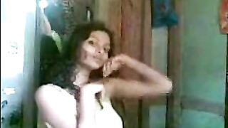 सेक्सी मुलीने नग्न होऊन दाखवली जाड पुच्ची