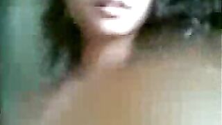 सेक्सी मुलीने नग्न होऊन दाखवली जाड पुच्ची