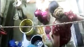 शेजारच्या बायकांना आंघोळ करतांना चोरून पाहिले