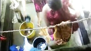 शेजारच्या बायकांना आंघोळ करतांना चोरून पाहिले