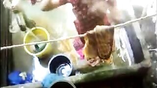 शेजारच्या बायकांना आंघोळ करतांना चोरून पाहिले